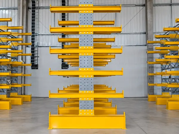 Estrutura cantilever com braços amarelos para materiais longos