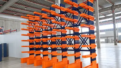 Cantilever com braços em balanço Conjunto de estruturas cantilever com braços laranja em galpão