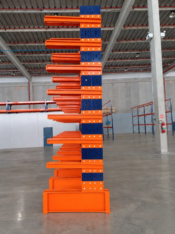 Cantilever de face dupla com braços laranja e coluna central