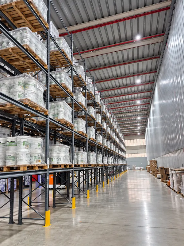 Níveis de porta paletes carregados com produtos paletizados